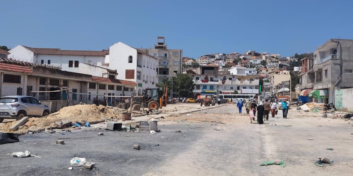 طبرقة: الانطلاق في إزالة الأكشاك غير القانونية ومظاهر الإنتصاب الفوضوي