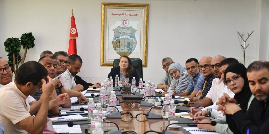وزيرة الصناعة تدعو للتسريع في برنامج اصلاح شركة نقل المواد المنجمية