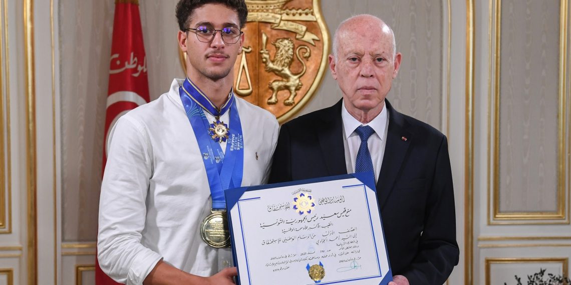 رئيس الدّولة يمنح الوسام الوطني للاستحقاق في قطاع الرياضة لاحمد الجوادي