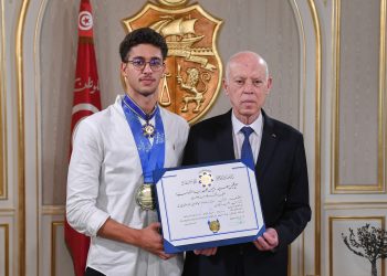 رئيس الدّولة يمنح الوسام الوطني للاستحقاق في قطاع الرياضة لاحمد الجوادي