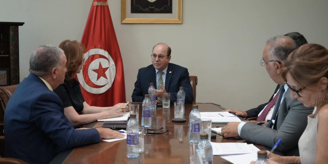 وزير السياحة يبحث مع ممثلي النزل ووكالات الأسفار سبل دعم النشاط السياحي