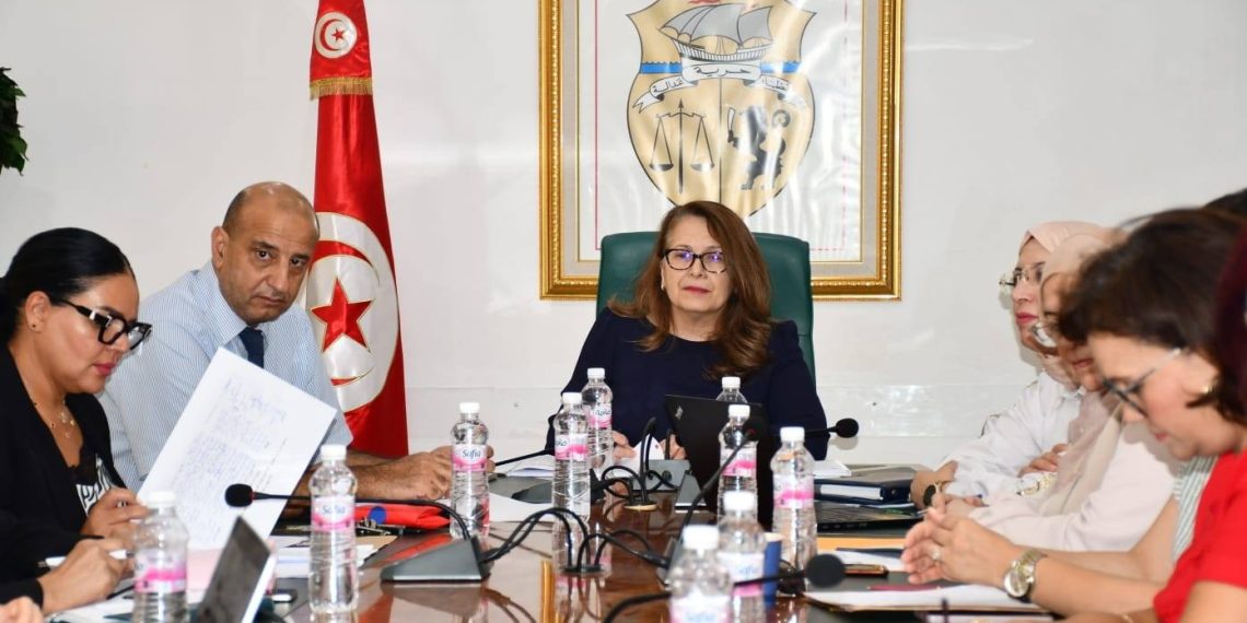 وزيرة الصناعة تؤكد ضرورة تسريع انجاز المشاريع العمومية في قطاع الفسفاط