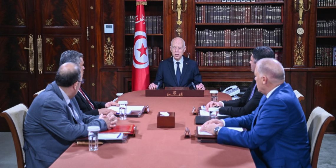 رئيس الجمهورية يؤكد ضرورة العمل دون انقطاع لتفكيك كل شبكات المضاربة والاحتكار