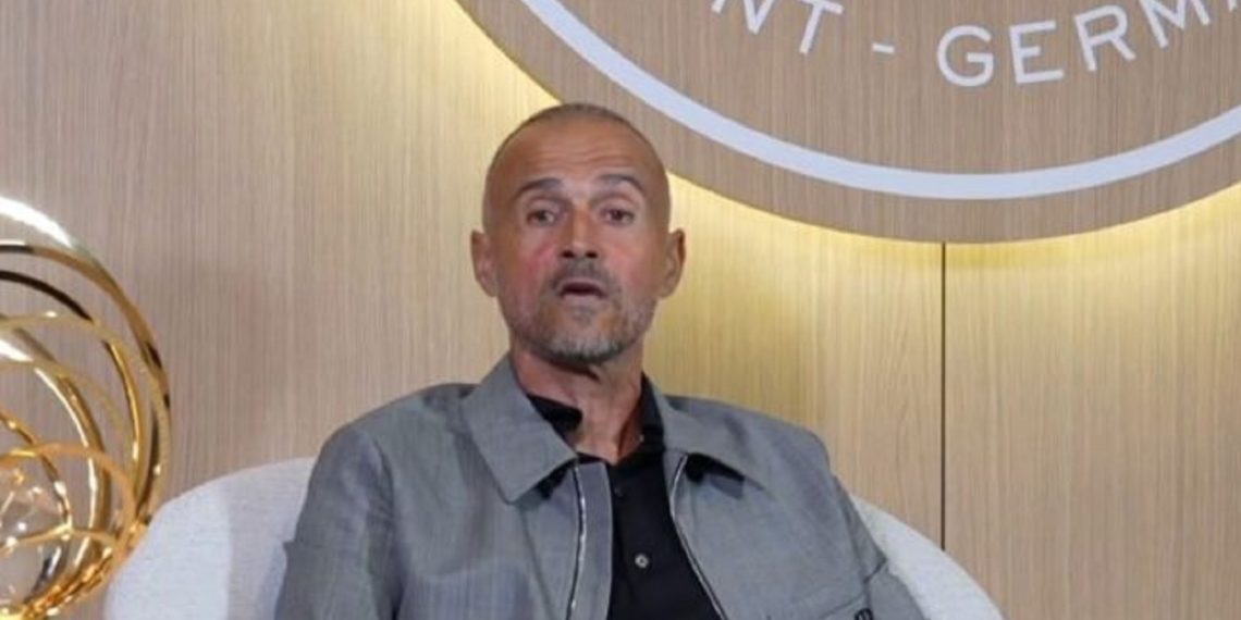 لويس إنريكي يتوج بجائزة أفضل مدرب في العالم 2025