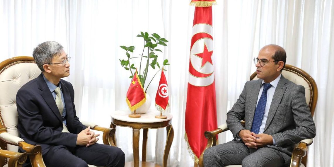 وزير التجهيز يتباحث مع سفير الصين تأهيل وحدات المجمّع الكيميائي بقابس