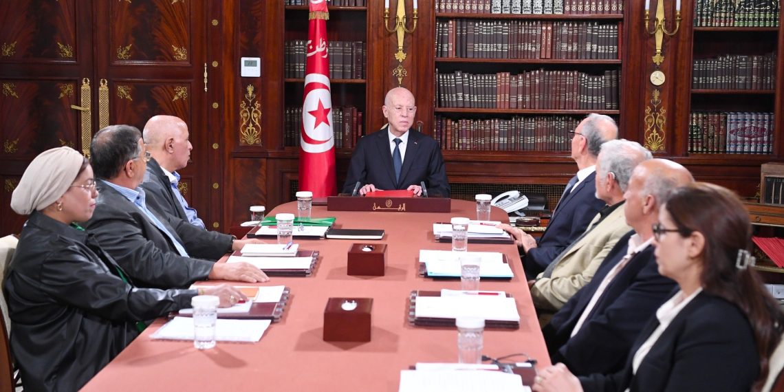 رئيس الجمهورية يتسلم التقرير الأولي للجنة  المكلفة بإيجاد الحلول للوضع بقابس