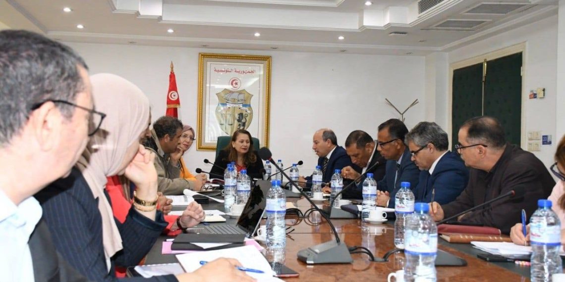 متابعة تنفيذ برنامج عقد الأهداف للشركة التونسية للكهرباء والغاز
