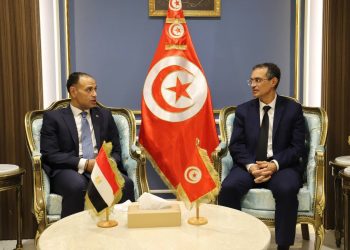 وزير الفلاحة والسفير المصري يبحثان فرص إقامة مشاريع استثمارية مشتركة