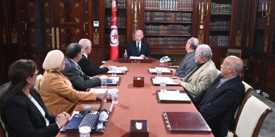 قيس سعيد يجتمع باعضاء الفريق المكلف بايجاد حلول للوضع البيئي بقابس