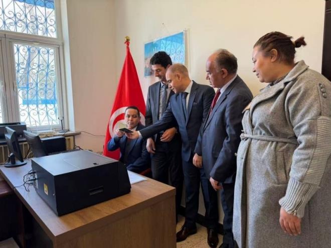 سفارة تونس ببكين تقوم بتركيز وحدة لإنتاج جوازات السفر المقروءة آليّاً