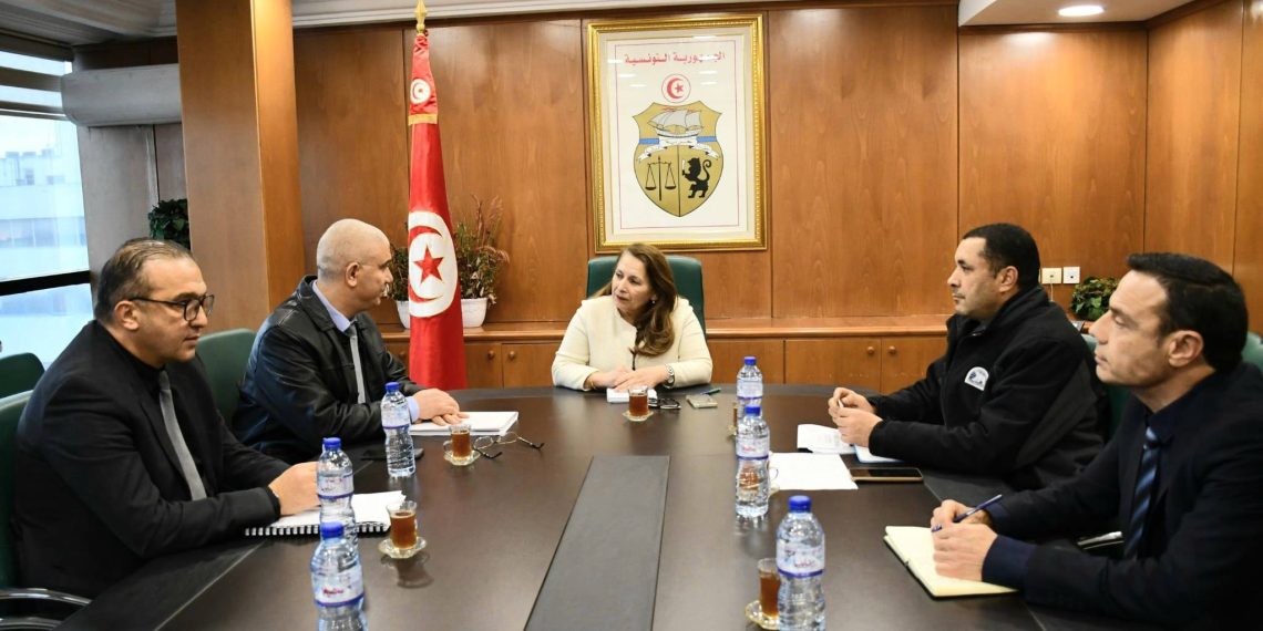 وزيرة الصناعة تتسلم التقرير الرقابي لمراقبة المصاريف العمومية لسنة 2024