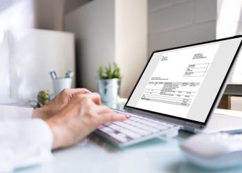 توسيع العمل بالفاتورة الإلكترونية يثير جدلًا واسعًا ومخاوف لدى المهنيين