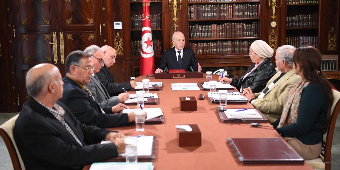 رئيس الجمهورية يتسلّم التقرير النهائي للفريق المُكلَّف بإيجاد حلول للوضع البيئي في قابس