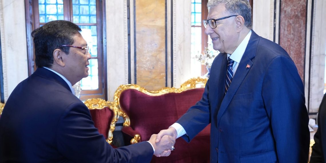 رئيس مجلس نواب الشعب يستقبل وفدا برلمانيا اندونيسيا