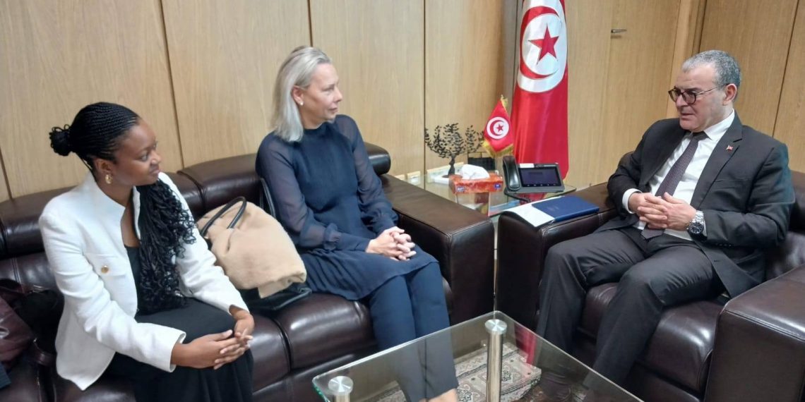 وزير الإقتصاد يلتقي المنسقة الإقليمية لمؤسسة الدعم القانوني الإفريقي