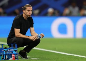 فلامنغو يقيل مدربه لويس فيليبي