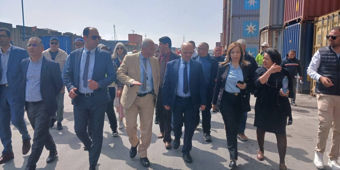 وزير النقل يتابع تقدم إجراءات تحسين أداء ميناء رادس