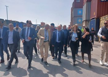 وزير النقل يتابع تقدم إجراءات تحسين أداء ميناء رادس