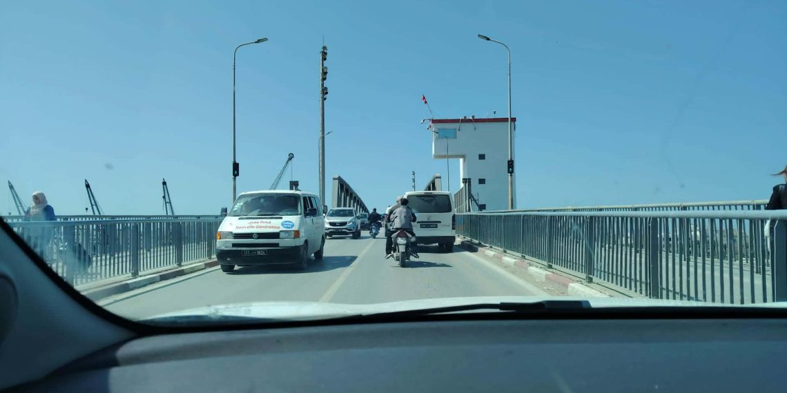 استئناف حركة المرور عبر الجسر المتحرك ببنزرت (صور