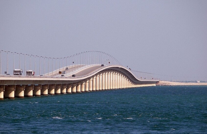 السعودية تعلن إغلاق جسر الملك فهد مع البحرين “احترازيا”
