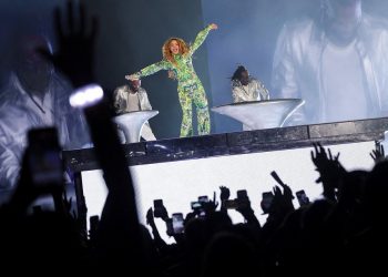 حفل شاكيرا في البرازيل يجذب مليوني متابع