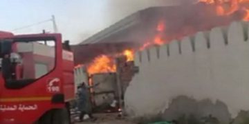 حريق ضخم يأتي على كامل مرافق سوق سيدي عبد السلام