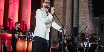 مرتضى الفتيتي “يشعل” مدارج المسرح الأثري بدقة