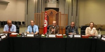 تونس-افريكان مانجر  أكد المنسق الجهوي للهيئة الوطنية للسلامة الصحية للمنتجات الغذائية بقابس أحمد ناجي، تسجيل أكثر من 200 حالة تسمّم على إثر مأدبة عشاء انتظمت مساء السبت في عمادة الميدة بمعتمدية المطوية.  و أوضح في  تصريح للاذاعة الوطنية، أوضح أحمد ناجي أن عدد مصابين سجّل تضاعفا وارتفاعا بصفة متسارعة، مبينا أنه تم التنقل إلى المنزل الذي احتضن مأدبة العشاء بمناسبة حفل زفاف ورفع عينات للتحليل.  وتحدث عن شبهة لوجود جرثومة السالامونيا، خاصة وأن طبق العشاء تضمّن أكلة “الطاجين ” ، مشيرا الى أن جميع المصابين تلقوا العلاج بمستشفيات وذرف وقابس والمستشفى العسكري بالجهة.