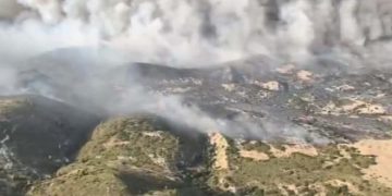 تدخل جيش الطيران لإخماد حريق جبل الشحمة بولاية زغوان